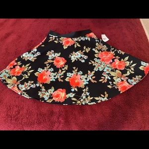 High waisted flowy skirt, zipper in the back